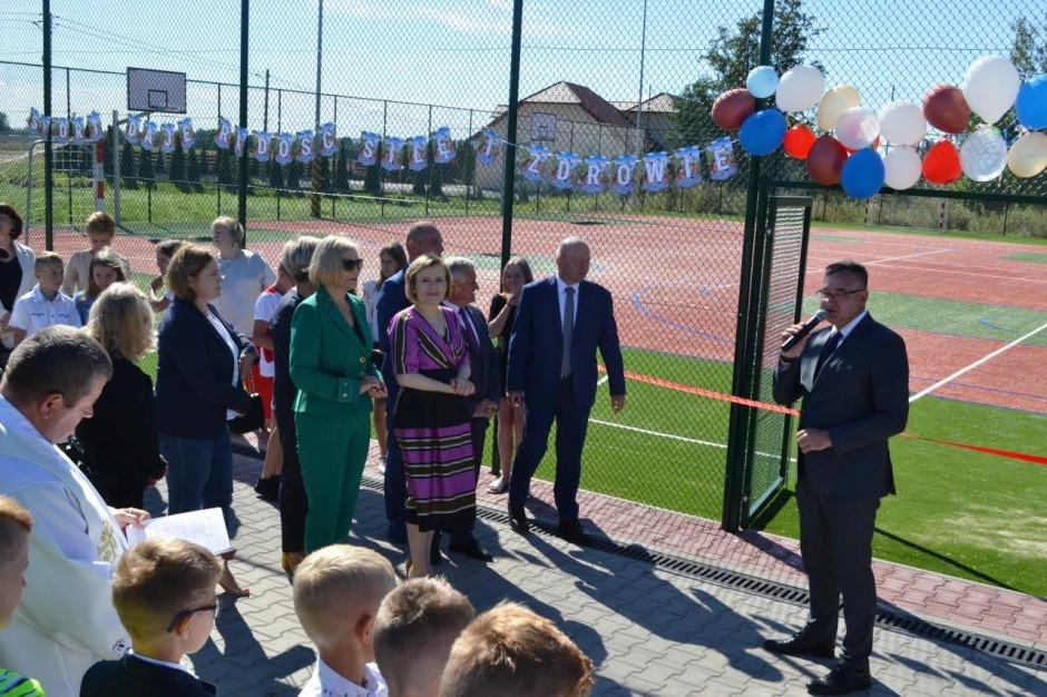 Uczniowie w Porąbkach mogą ćwiczyć na nowym boisku