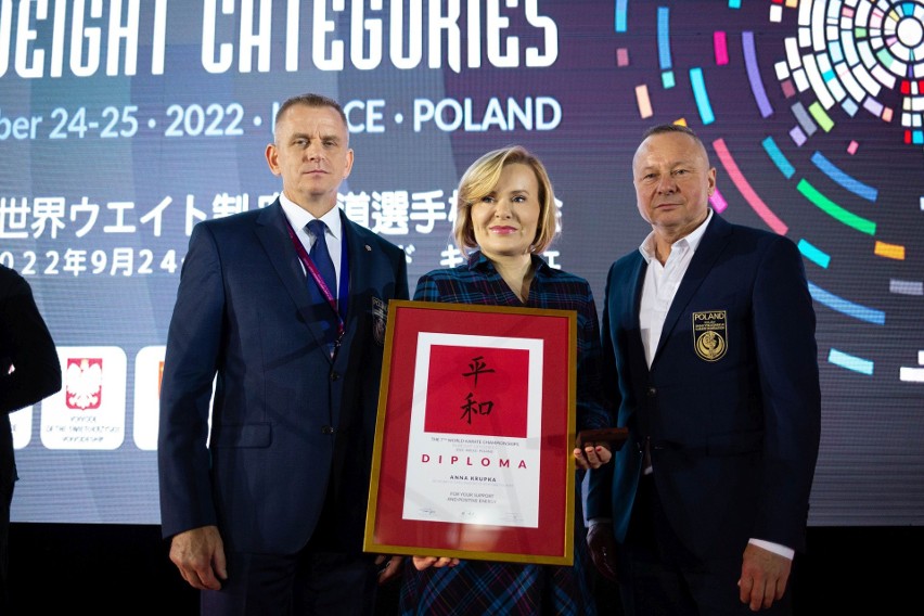 Mistrzostwa Świata Karate 2022 w Kielcach rozpoczęte. Widowisko na otwarcie, kielecka młodzież prowadziła kadry z 40 krajów